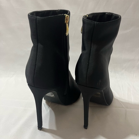Black open toe booties in heels size 8 - Picture 3 of 5
